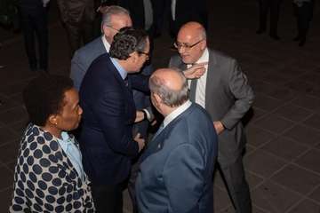 Morales recoge la Medalla de Oro de la Cámara por el servicio del Cabildo a la economía de la Isla (Foto TA)